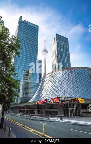 Roy Thomson Hall, Toronto, con CN Tower sullo sfondo Foto Stock