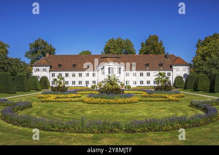 KEMPTEN, GERMANIA, 20 SETTEMBRE: La storica orangerie nell'Hofgartenpark di Kempten, Germania, il 20 settembre 2023 Foto Stock