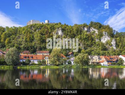 Il villaggio storico di Kallmuenz ha una rovina di castello sulla collina Foto Stock