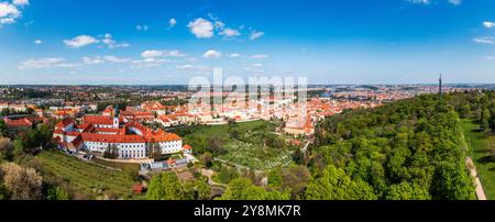 Vista di Praga con tetti vivaci, tra cui il Ponte Carlo, il Monastero di Strahov e la Torre Petrin. Vista aerea della città vecchia di Praga sul fiume Moldava Foto Stock