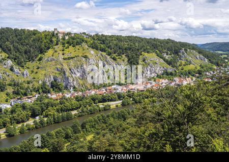 Castello di Randeck sopra il villaggio di Essing nella valle di Altmuehltal Foto Stock