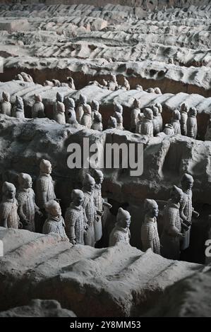 6 ottobre 2024, Cina, Xi'an: Numerosi guerrieri dell'esercito di terracotta si trovano sul sito del mausoleo di Qin Shi Huangdi, il primo imperatore della Cina, nella sala degli scavi numero uno. Foto: Johannes Neudecker/dpa Foto Stock