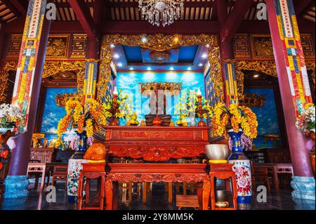 Interno e altare all'interno del tempio buddista in Asia in Vietnam a da Nang presso la pagoda Linh Ung Foto Stock