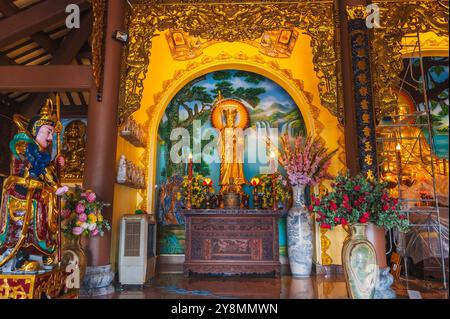 Interno e altare all'interno del tempio buddista in Asia in Vietnam a da Nang presso la pagoda Linh Ung Foto Stock