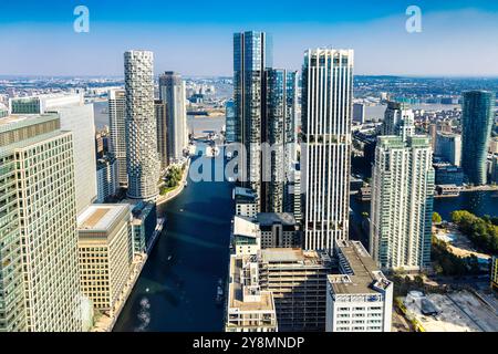 Vista del South Dock e dei grattacieli di Wood Wharf e South Quay, Canary Wharf, Londra, Inghilterra Foto Stock