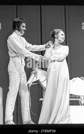 Barrie Ingham (Leontes), Judi Dench (Hermione) nel RACCONTO INVERNALE di Shakespeare alla Royal Shakespeare Company (RSC), Aldwych Theatre, Londra WC2 02/07/1970 design: Christopher Morley illuminazione: John Bradley regista: Trevor Nunn Foto Stock