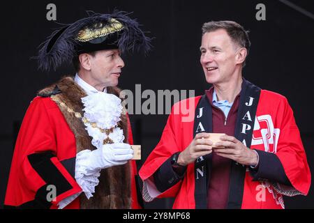 Londra, Regno Unito. 6 ottobre 2024. Jeremy Hunt, ex Cancelliere e ora Cancelliere ombra dello Scacchiere (a destra), con Lord Sindaco di Westminster, consigliere Robert Rigby (a sinistra) in abito tradizionale giapponese alla cerimonia di apertura del Giappone Matsuri. Partecipa al Japan Matsuri Festival con sua moglie Lucia Guo e altri. Japan Matsuri, il più grande festival annuale della cultura e del cibo giapponese del Regno Unito, farà ritorno a Trafalgar Square con spettacoli culturali, bancarelle, cibo e intrattenimento. Crediti: Imageplotter/Alamy Live News Foto Stock