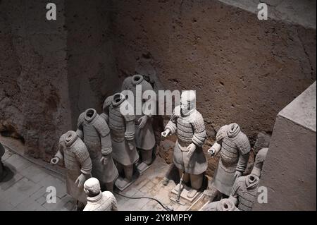 6 ottobre 2024, Cina, Xi'an: Un guerriero di argilla dell'esercito di terracotta si trova sul sito del mausoleo di Qin Shi Huangdi, il primo imperatore della Cina, nella sala degli scavi numero tre. Foto: Johannes Neudecker/dpa Foto Stock