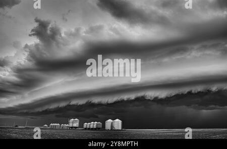 Prairie Storm Canada estate rurale maggiore struttura Saskatchewan Foto Stock