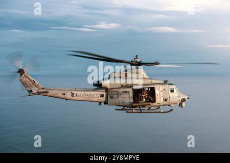 PHILIPPINE SEA (25 settembre 2024) U.S. Marine Corps Gunnery Sgt. Draw Harmon, un osservatore aereo assegnato al Marine Medium Tiltrotor Squadron (VMM) 165 Foto Stock