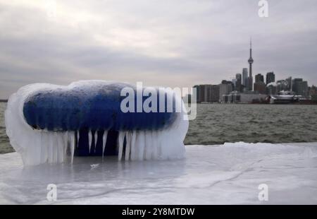 Toronto Polson Pier inverno tempesta di ghiaccio skyline city Foto Stock