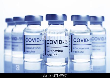 Flaconcini sigillati in vetro con il testo del vaccino del coronavirus sull'etichetta Foto Stock