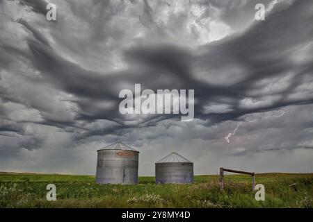 Prairie Storm Canada estate rurale maggiore struttura Saskatchewan Foto Stock