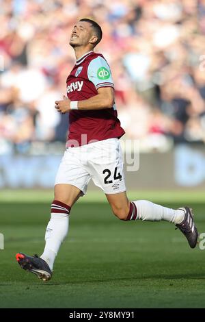 Londra, Regno Unito. 5 ottobre 2024. Il centrocampista del West Ham Guido Rodríguez (24) perde una possibilità durante la partita West Ham United FC contro Ipswich Town FC English Premier League al London Stadium, Londra, Inghilterra, Regno Unito il 5 ottobre 2024 Credit: Every Second Media/Alamy Live News Foto Stock