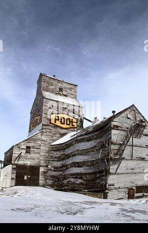 Delapitated elevatore granella alterato in Saskatchewan Prairie Foto Stock