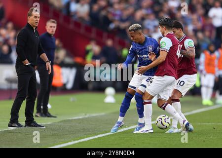 Londra, Regno Unito. 5 ottobre 2024. Il centrocampista dell'Ipswich Omari Hutchinson (20) viene sfidato a bordo campo durante la partita West Ham United FC contro Ipswich Town FC English Premier League al London Stadium, Londra, Inghilterra, Regno Unito il 5 ottobre 2024 Credit: Every Second Media/Alamy Live News Foto Stock