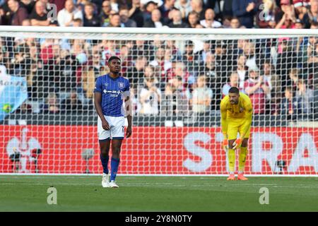 Londra, Regno Unito. 5 ottobre 2024. Il difensore dell'Ipswich Ben Johnson (18) sembra sgretolato a 4-1 durante la partita West Ham United FC contro Ipswich Town FC English Premier League al London Stadium, Londra, Inghilterra, Regno Unito il 5 ottobre 2024 Credit: Every Second Media/Alamy Live News Foto Stock