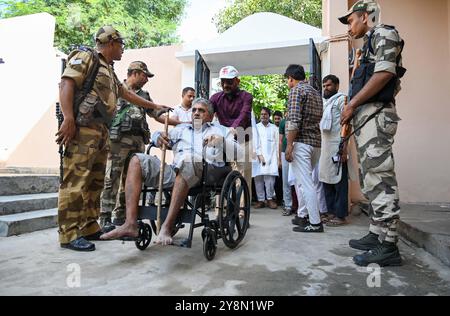 GURUGRAM, INDIA - 5 OTTOBRE: Un uomo disabili è arrivato su sedia a rotelle per esprimere il proprio voto per le elezioni dell'Assemblea Haryana, nella scuola superiore pubblica di Shiv a Sohna, il 5 ottobre 2024 a Gurugram, India. Un totale di 1.031 candidati si contestano in tutte le 90 circoscrizioni elettorali, e sono state istituite 20.632 cabine elettorali per il voto. Un totale di 2, 03, 54.350 elettori nello stato saranno in grado di esercitare i loro diritti nelle elezioni della 15a Assemblea legislativa di Haryana. (Foto di Parveen Kumar/Hindustan Times/Sipa USA ) Foto Stock