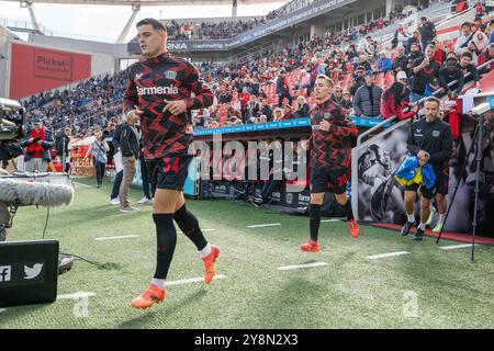 Granit Xhaka Bayer 04 Leverkusen, Alejandro Grimaldo Bayer 04 Leverkusen in das Stadion ein laufen, waermt sich auf waehrend des Spiels der 1. Bundesliga zwischen Bayer 04 Leverkusen und Holstein Kiel, BayArena AM 05. Ottobre 2024 a Leverkusen, Deutschland. Foto von Wolfgang Denkinger/DeFodi Images Granit Xhaka Bayer 04 Leverkusen, Alejandro Grimaldo Bayer 04 Leverkusen entrano nello stadio, si scaldano e si riscaldano durante la partita di Bundesliga tra Bayer 04 Leverkusen e Holstein Kiel alla BayArena il 5 ottobre 2024 a Leverkusen, Germania. Foto di Wolfgang Denkinger/DeFodi immagini regolamento DFL Foto Stock