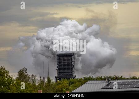 Industria pesante, inquinamento atmosferico, vecchio camino in mattoni, rilascio di inquinanti e vapore acqueo nell'atmosfera Foto Stock