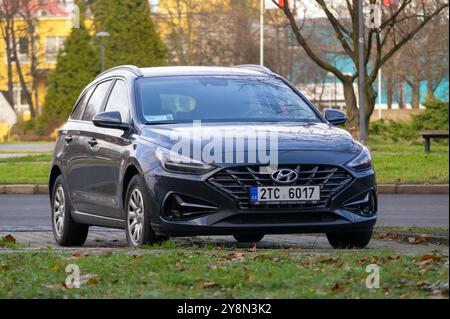 OSTRAVA, REPUBBLICA CECA - 19 DICEMBRE 2023: Auto station wagon nera Hyundai i30 Combi parcheggiata in strada Foto Stock