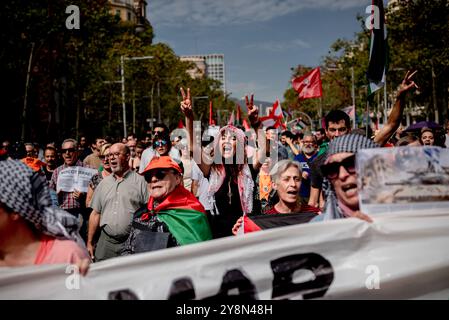 Barcellona, Spagna. 6 ottobre 2024: Una donna grida slogan come migliaia di marcia a Barcellona in solidarietà con la Palestina e il Libano per celebrare il primo anniversario della guerra tra Israele e Hamas. Immagine di credito: Jordi Boixareu/Alamy Live News Foto Stock