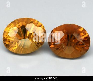 Splendida coppia di pietre preziose di Citrine lucide che presentano vivaci sfumature dorate e un aspetto brillante. Foto Stock