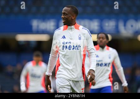 Londra, Regno Unito. 6 ottobre 2024. Willy Boly del Nottingham Forest durante la partita di Premier League tra Chelsea e Nottingham Forest allo Stamford Bridge, Londra, domenica 6 ottobre 2024. (Foto: Jon Hobley | mi News) crediti: MI News & Sport /Alamy Live News Foto Stock