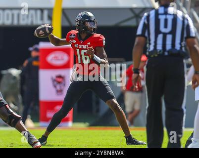 5 ottobre 2024: NC State P. CJ Bailey (16) si snoda fino al lancio. Partita di football della NCAA, tra la Wake Forest University e la NC State University, allo stadio Carter Finley di Raleigh, North Carolina. David Beach/CSM (immagine di credito: © David Beach/Cal Sport Media) Foto Stock