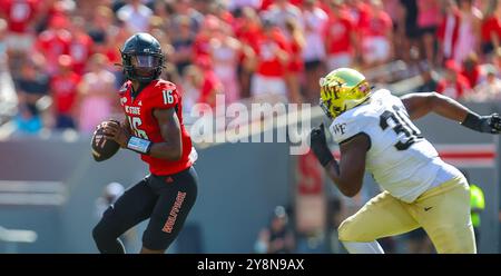 5 ottobre 2024: NC State padre CJ Bailey (16) viene inseguito dal senior di Wake Forest Jasheen Davis (30). Partita di football della NCAA, tra la Wake Forest University e la NC State University, allo stadio Carter Finley di Raleigh, North Carolina. David Beach/CSM Foto Stock