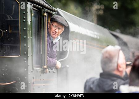 Oxenhope,West Yorkshire. 6th October 2024.   Autumn arrives at the Keighley Worth Valley Railway as the Autumn Gala gets underway on Sunday morning at Oxenhope train station. The event is part of the regular Heritage calendar featuring steam locomotives from yesterday year in the picturesque Worth valley made famous by the Bronte sisters .  Credit: Windmill Images/Alamy Live News Foto Stock