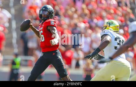 5 ottobre 2024: NC State P CJ Bailey (16) guarda per lanciare la palla. Partita di football della NCAA, tra la Wake Forest University e la NC State University, allo stadio Carter Finley di Raleigh, North Carolina. David Beach/CSM Foto Stock