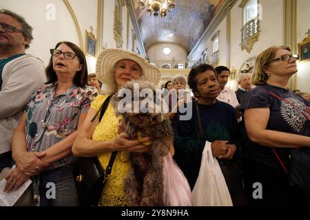 I devoti allevano i loro animali domestici per ricevere benedizioni sull'acqua Santa durante una messa per benedire animali e animali come parte della "giornata mondiale degli animali" presso Iglesia de San Francisco il 4 ottobre 2024 a São Paolo, Brasile (Photo Faga/Sipa USA) Foto Stock