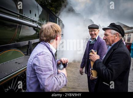 Oxenhope,West Yorkshire. 6th October 2024.   Autumn arrives at the Keighley Worth Valley Railway as the Autumn Gala gets underway on Sunday morning at Oxenhope train station. The event is part of the regular Heritage calendar featuring steam locomotives from yesterday year in the picturesque Worth valley made famous by the Bronte sisters .  Credit: Windmill Images/Alamy Live News Foto Stock