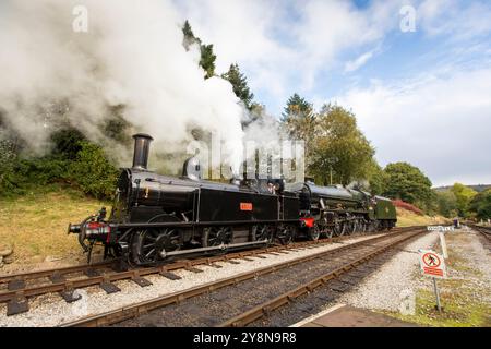Oxenhope,West Yorkshire. 6th October 2024.   Autumn arrives at the Keighley Worth Valley Railway as the Autumn Gala gets underway on Sunday morning at Oxenhope train station. The event is part of the regular Heritage calendar featuring steam locomotives from yesterday year in the picturesque Worth valley made famous by the Bronte sisters .  Credit: Windmill Images/Alamy Live News Foto Stock