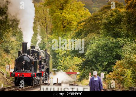 Oxenhope,West Yorkshire. 6th October 2024.   Autumn arrives at the Keighley Worth Valley Railway as the Autumn Gala gets underway on Sunday morning at Oxenhope train station. The event is part of the regular Heritage calendar featuring steam locomotives from yesterday year in the picturesque Worth valley made famous by the Bronte sisters .  Credit: Windmill Images/Alamy Live News Foto Stock