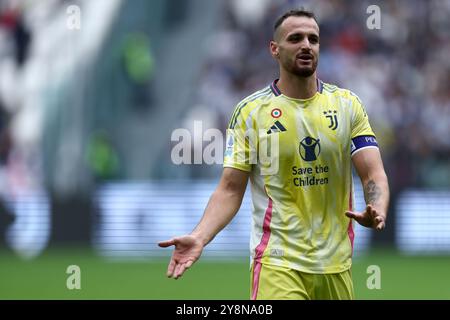 Torino, Italia. 6 ottobre 2024. Federico gatti della Juventus FC gesti durante la partita di serie A tra Juventus FC e Cagliari calcio allo stadio Allianz il 6 ottobre 2024 a Torino. Crediti: Marco Canoniero/Alamy Live News Foto Stock