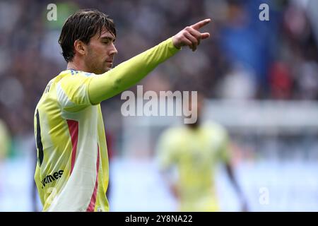 Torino, Italia. 6 ottobre 2024. Dusan Vlahovic della Juventus FC gesti durante la partita di serie A tra Juventus FC e Cagliari calcio allo stadio Allianz il 6 ottobre 2024 a Torino. Crediti: Marco Canoniero/Alamy Live News Foto Stock