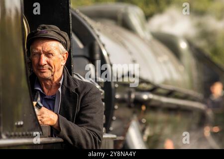 Oxenhope,West Yorkshire. 6th October 2024.   Autumn arrives at the Keighley Worth Valley Railway as the Autumn Gala gets underway on Sunday morning at Oxenhope train station. The event is part of the regular Heritage calendar featuring steam locomotives from yesterday year in the picturesque Worth valley made famous by the Bronte sisters .  Credit: Windmill Images/Alamy Live News Foto Stock