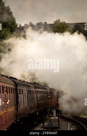 Oxenhope,West Yorkshire. 6th October 2024.   Autumn arrives at the Keighley Worth Valley Railway as the Autumn Gala gets underway on Sunday morning at Oxenhope train station. The event is part of the regular Heritage calendar featuring steam locomotives from yesterday year in the picturesque Worth valley made famous by the Bronte sisters .  Credit: Windmill Images/Alamy Live News Foto Stock