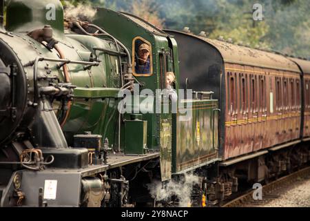 Oxenhope,West Yorkshire. 6th October 2024.   Autumn arrives at the Keighley Worth Valley Railway as the Autumn Gala gets underway on Sunday morning at Oxenhope train station. The event is part of the regular Heritage calendar featuring steam locomotives from yesterday year in the picturesque Worth valley made famous by the Bronte sisters .  Credit: Windmill Images/Alamy Live News Foto Stock