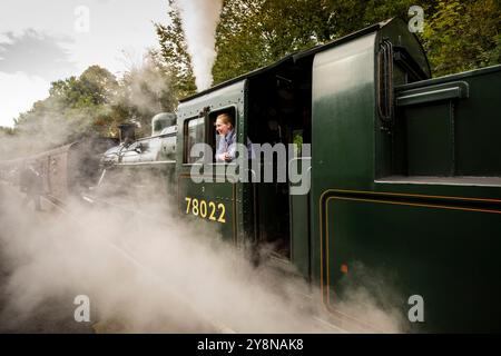Oxenhope,West Yorkshire. 6th October 2024.   Autumn arrives at the Keighley Worth Valley Railway as the Autumn Gala gets underway on Sunday morning at Oxenhope train station. The event is part of the regular Heritage calendar featuring steam locomotives from yesterday year in the picturesque Worth valley made famous by the Bronte sisters .  Credit: Windmill Images/Alamy Live News Foto Stock