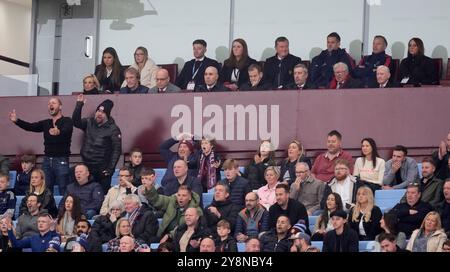 (Da sinistra a destra, in prima fila) Sir Jim Ratcliffe, CEO di Ineos e azionista di minoranza del Manchester United; Sir Dave Brailsford, capo dello sport del gruppo INEOS; Omar Berrada, CEO del Manchester United; Dan Ashworth, direttore sportivo del Manchester United; Jason Wilcox, direttore tecnico del Manchester United; ed ex manager del Manchester United Sir Alex Ferguson durante la partita di Premier League a Villa Park, Birmingham. Data foto: Domenica 6 ottobre 2024. Foto Stock