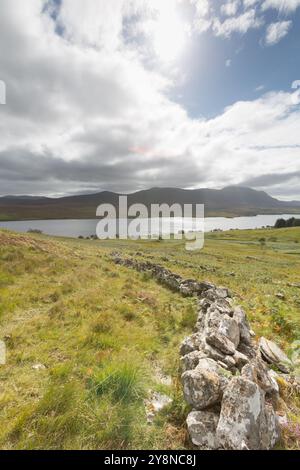 Zona di Altnaharra, Scozia. Vista pittoresca e rialzata del Loch Naver, con Ben Kilbreck sullo sfondo. Il deserto insediamento storico di Grummo Foto Stock
