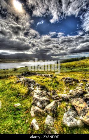 Zona di Altnaharra, Scozia. Vista artistica e rialzata del Loch Naver, con Ben Kilbreck sullo sfondo. Foto Stock