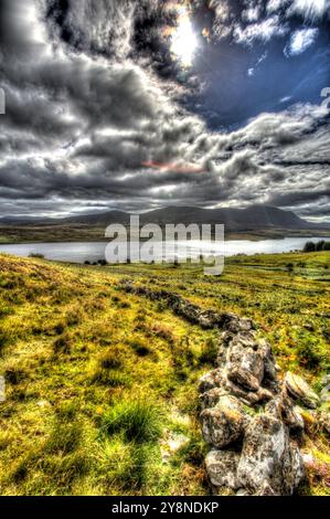 Zona di Altnaharra, Scozia. Vista artistica e rialzata del Loch Naver, con Ben Kilbreck sullo sfondo. Foto Stock