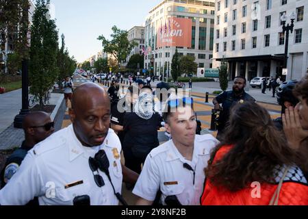 Un manifestante viene arrestato dalla polizia durante una manifestazione pro-palestinese come parte di una giornata internazionale di azione nei pressi della Casa Bianca, Washington DC, USA, il 5 ottobre 2024. Intorno alle 16:00, circa 1.000 marciarono fuori da Lafayette Square e su H Street NW all'incrocio di Black Lives Matter Plaza e bloccarono la strada. Alcuni tenevano striscioni che leggevano "PALESTINA LIBERA" e segni che chiedevano un embargo sulle armi contro Israele, mentre altri sventolavano bandiere palestinesi. Questa manifestazione fa parte dell'anniversario degli attacchi guidati da Hamas il 7 ottobre contro Israele e dell'inizio della devastante guerra israelo-Hamas. ( Foto Stock