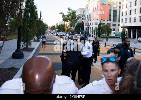 Un manifestante viene arrestato dalla polizia durante una manifestazione pro-palestinese come parte di una giornata internazionale di azione nei pressi della Casa Bianca, Washington DC, USA, il 5 ottobre 2024. Intorno alle 16:00, circa 1.000 marciarono fuori da Lafayette Square e su H Street NW all'incrocio di Black Lives Matter Plaza e bloccarono la strada. Alcuni tenevano striscioni che leggevano "PALESTINA LIBERA" e segni che chiedevano un embargo sulle armi contro Israele, mentre altri sventolavano bandiere palestinesi. Questa manifestazione fa parte dell'anniversario degli attacchi guidati da Hamas il 7 ottobre contro Israele e dell'inizio della devastante guerra israelo-Hamas. ( Foto Stock