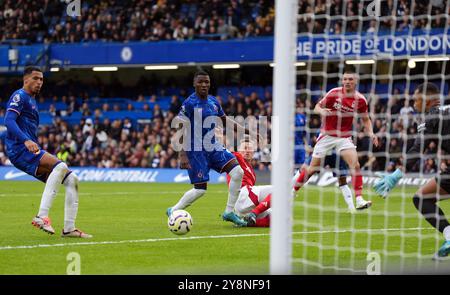 Chris Wood del Nottingham Forest segna il primo gol della partita durante la partita di Premier League allo Stamford Bridge di Londra. Data foto: Domenica 6 ottobre 2024. Foto Stock