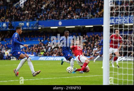 Chris Wood del Nottingham Forest segna il primo gol della partita durante la partita di Premier League allo Stamford Bridge di Londra. Data foto: Domenica 6 ottobre 2024. Foto Stock